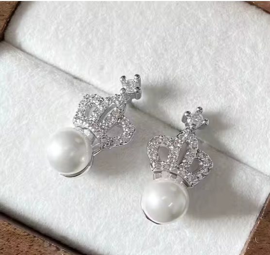 Crown Pearl Necklace